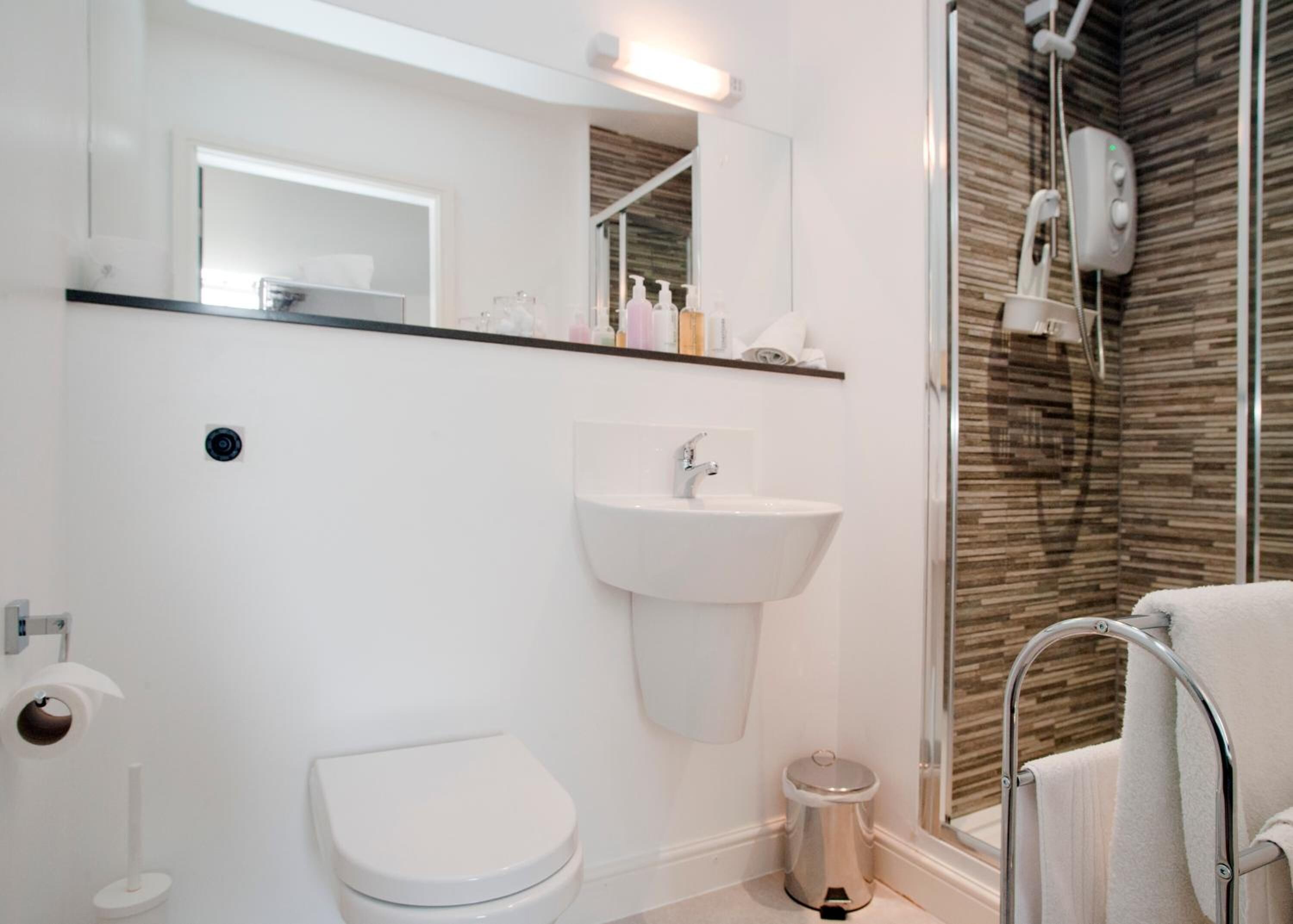 Douche, articles de toilette (gratuits), séchoir à cheveux