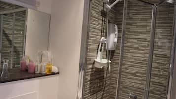 Dusche, kostenlose Toilettenartikel, Haartrockner, HandtĂŒcher