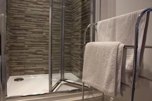 Douche, articles de toilette gratuits, sĂšche-cheveux