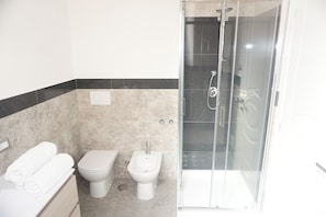 Camera familiare | Bagno | Doccia, soffione a pioggia, asciugacapelli, bidet