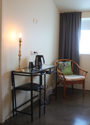 Dobbeltrom | Skrivebord, blendingsgardiner, lydisolert og barnesenger (inkludert)