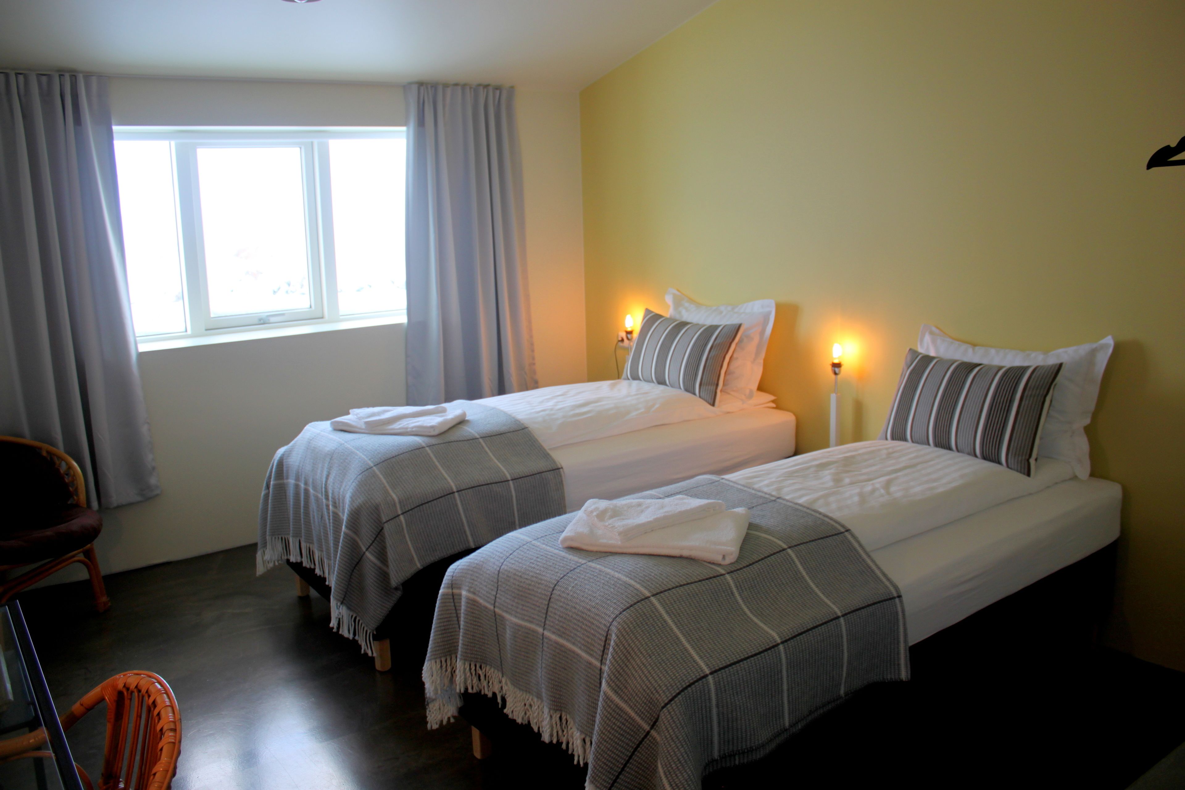 Escritorio, cortinas blackout y sistema de insonorización 