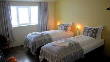 Escritorio, cortinas blackout y sistema de insonorización