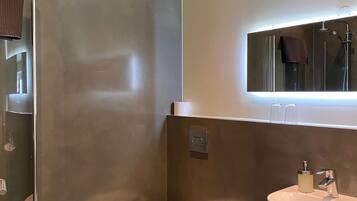 Habitación doble | Baño | Ducha, artículos de higiene personal gratuitos y secador de pelo