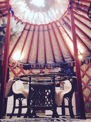 Kahden hengen standard-huone (kaksi sänkyä) | Ruokailu omassa huoneessa