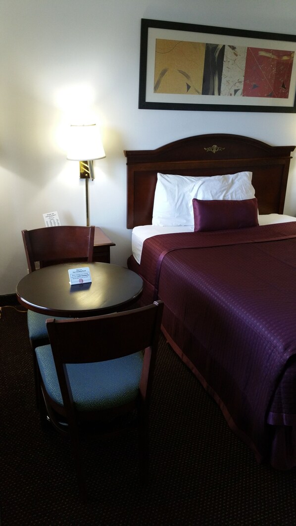 Habitación estándar, 1 cama King size, para no fumadores | Escritorio, cortinas blackout y insonorización 