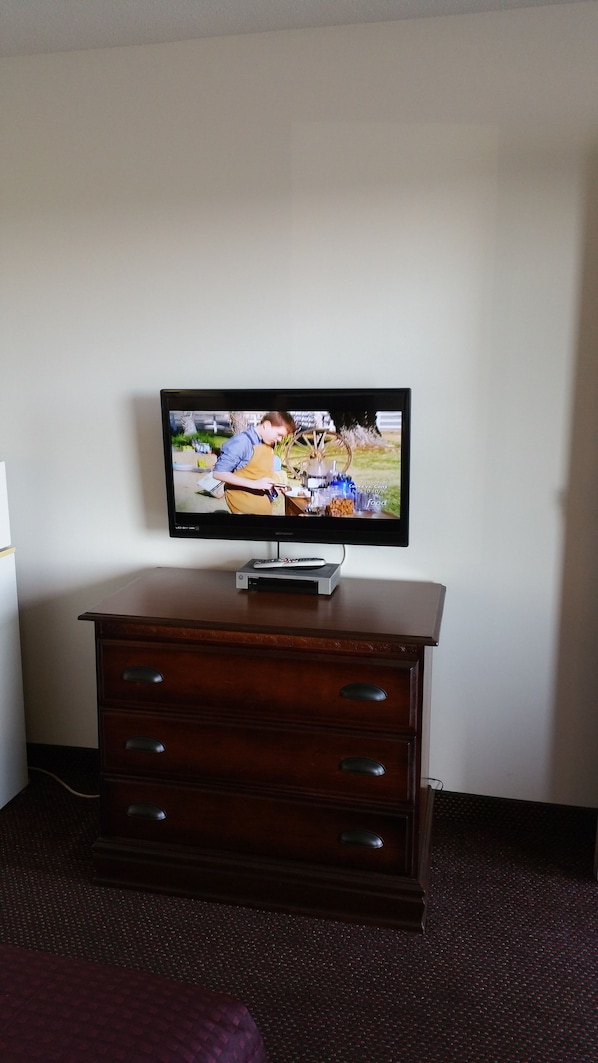 Standard Room, 1 King Bed, Non Smoking | Desk, blackout drapes, iron/ironing board, free WiFi - Hoosier Inn (Portland)