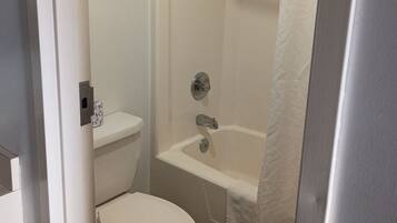 Ducha y bañera combinadas y artículos de higiene personal gratuitos