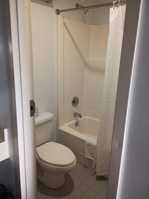 Combined shower/tub, free toiletries, hair dryer, towels