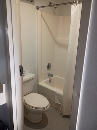 Combined shower/bathtub, free toiletries, hair dryer, towels. Hoosier Inn