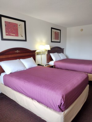 Desk, blackout drapes, iron/ironing board, free WiFi - Hoosier Inn (Portland)