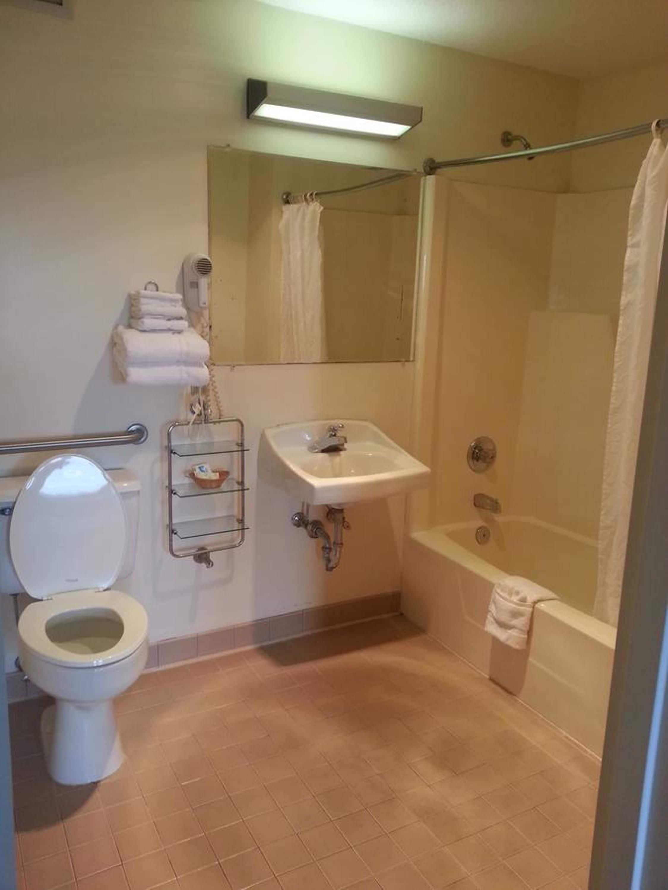 Un baño con inodoro, lavamanos y bañera.