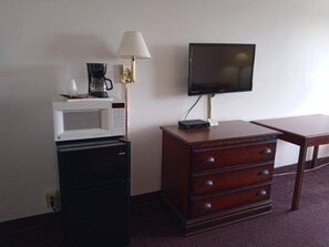 Desk, blackout drapes, iron/ironing board, free WiFi - Hoosier Inn (Portland)