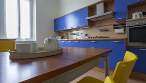 Appartamento (1 Bedroom) | Cucina privata | Frigorifero con congelatore, microonde, forno, piano cottura