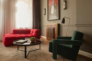 Suite – superior, 1 kingsize-seng, balkong | Oppholdsrom | En 43-tommers smart-TV med digitale kanaler samt TV og Netflix