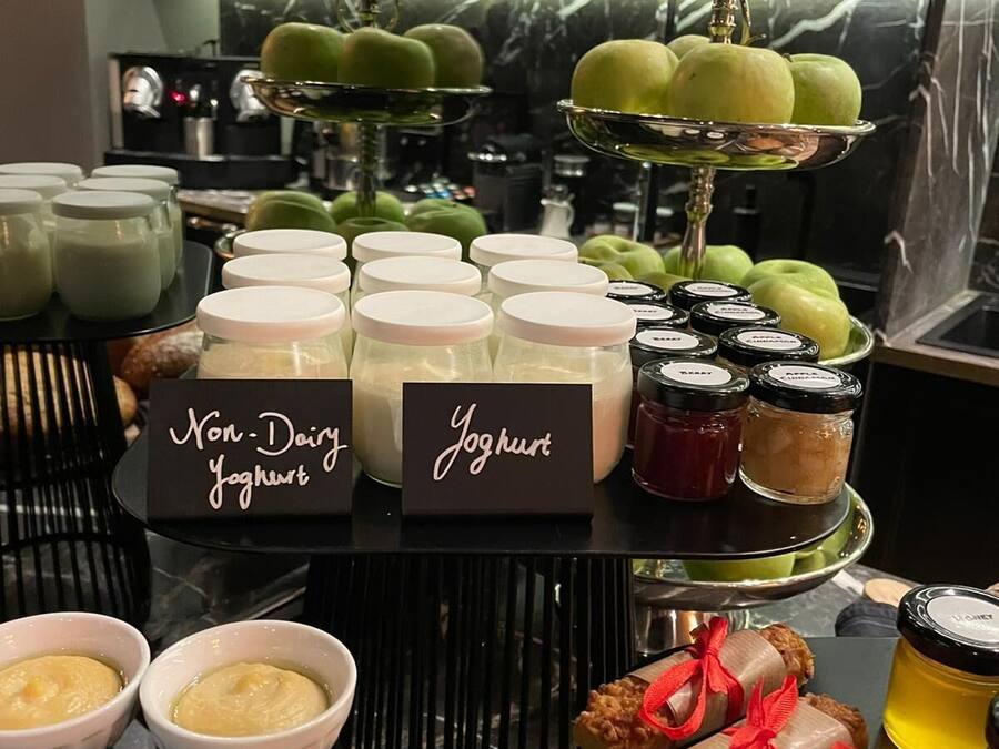 Presentación de productos lácteos, incluyendo yogures y quesos, con etiquetas y frascos.