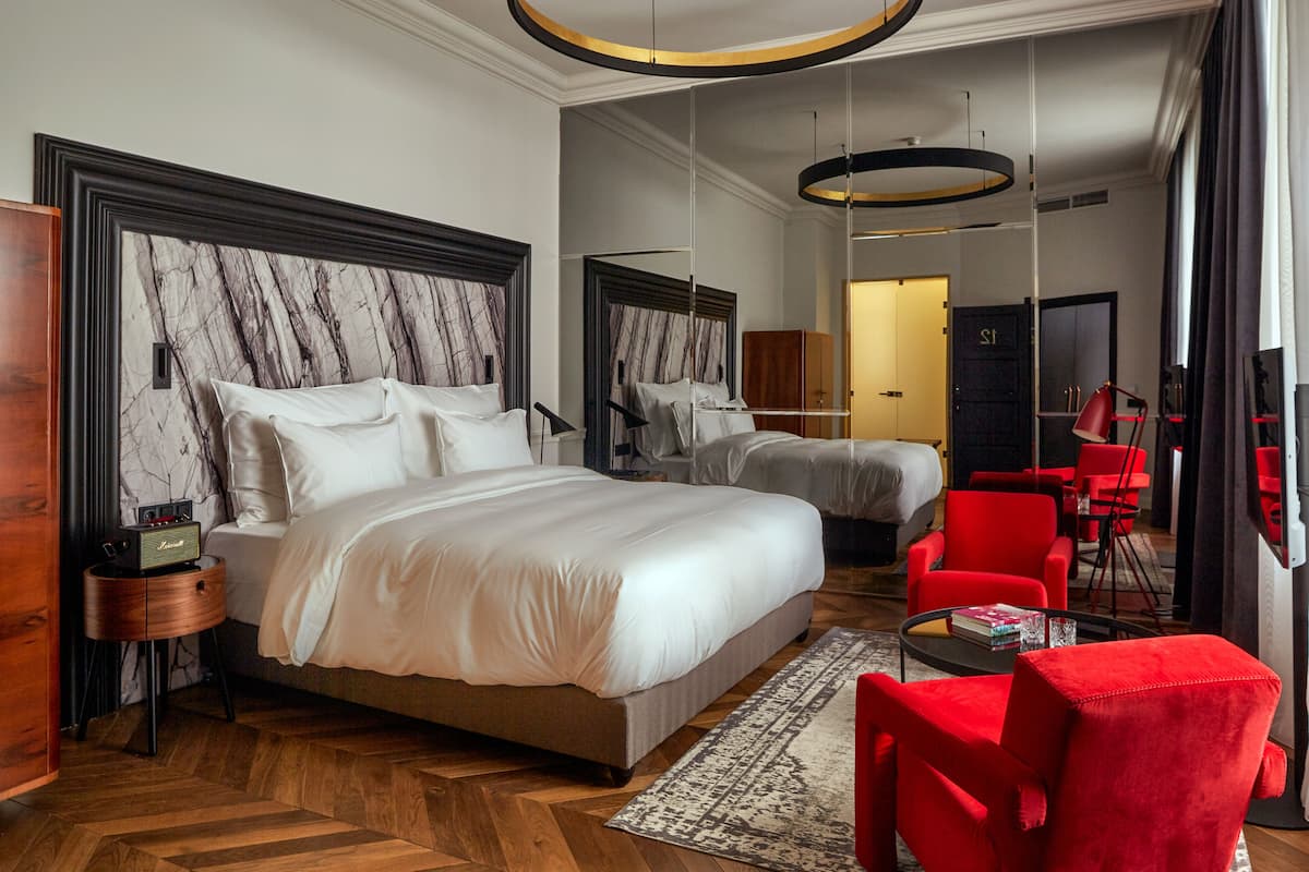 Superior tweepersoonskamer, 1 kingsize bed, uitzicht op binnenplaats | Luxe beddengoed, pillowtop-bedden, een minibar, een kluis op de kamer