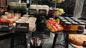 Un bufé con diferentes alimentos y salsas.