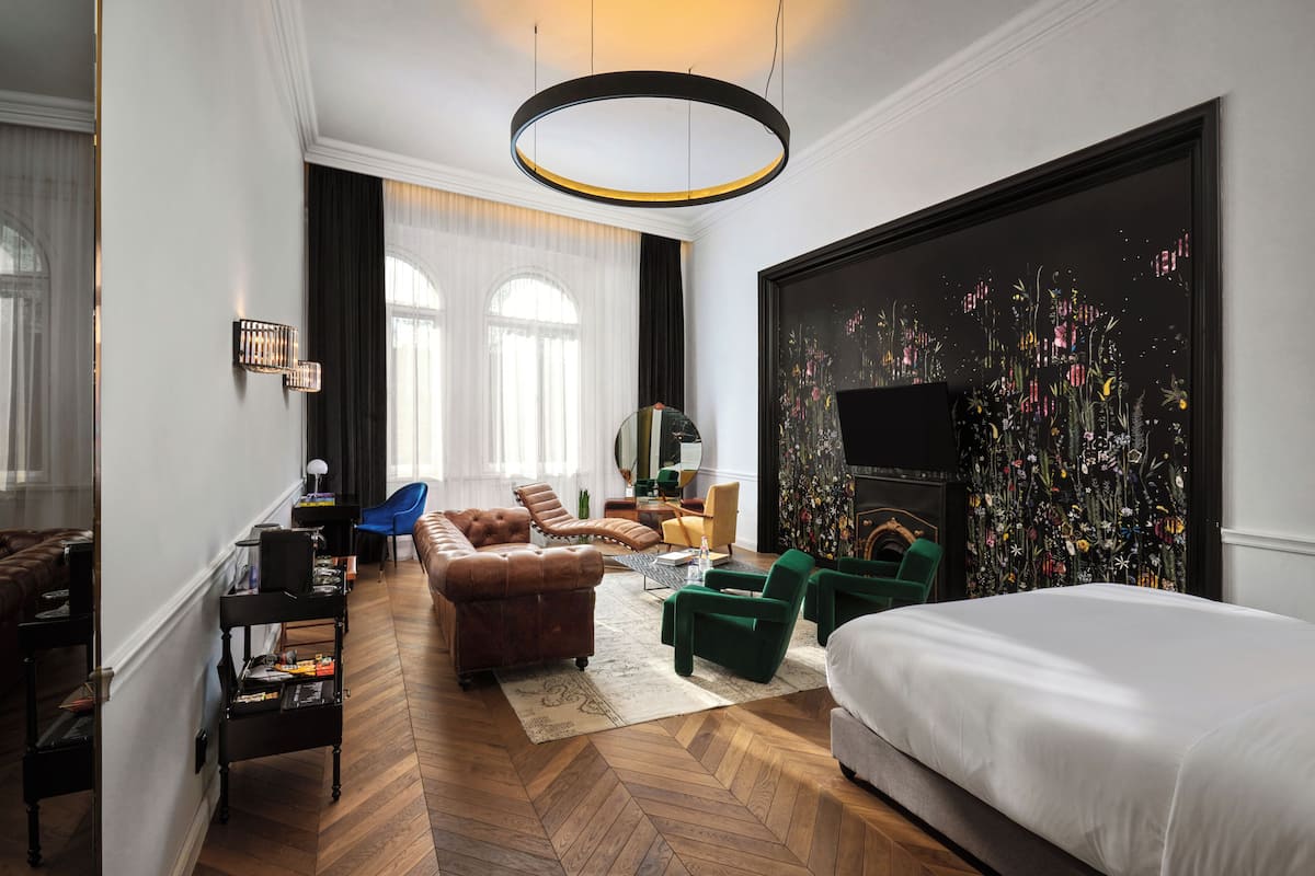 Deluxe suite, uitzicht op park | Luxe beddengoed, pillowtop-bedden, een minibar, een kluis op de kamer