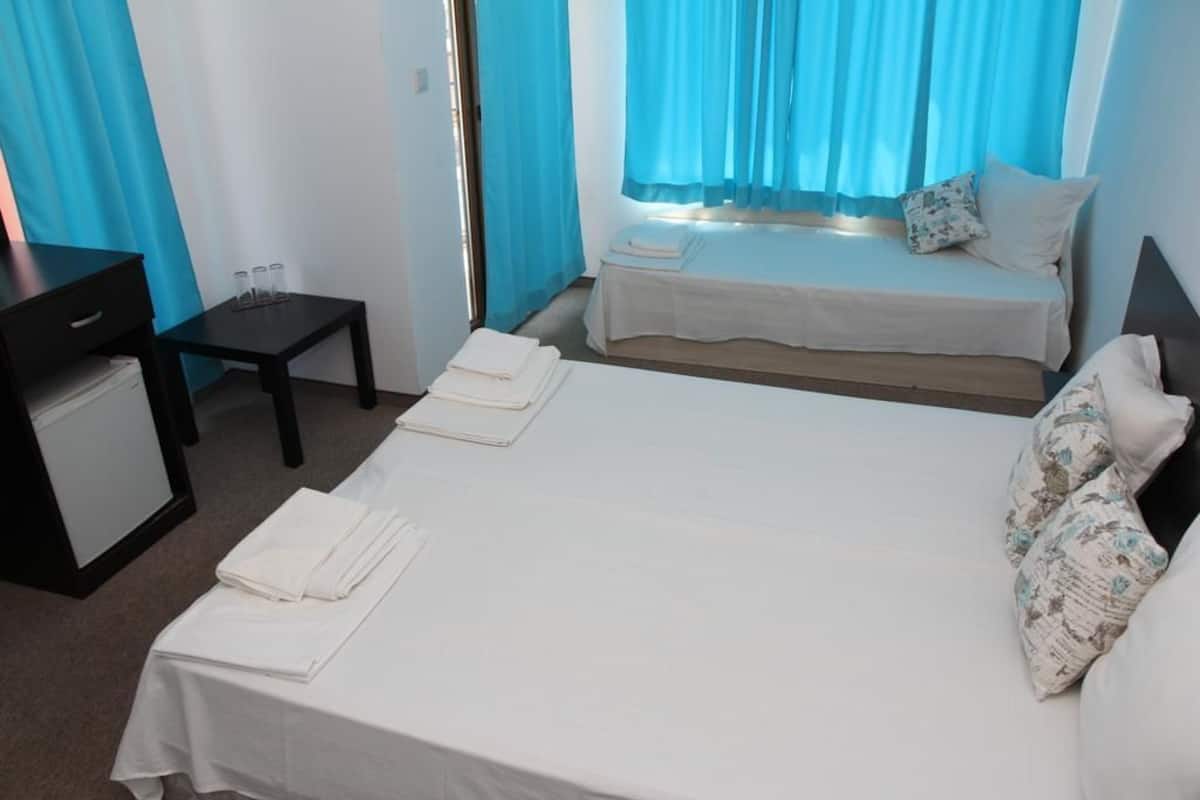 Habitación triple estándar, balcón | Servicios de la habitación