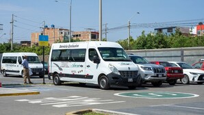A white van with "HOTEL" and "Serviço Exclusivo" on the side parked on a street. - Aura Hotel (Chiclayo)