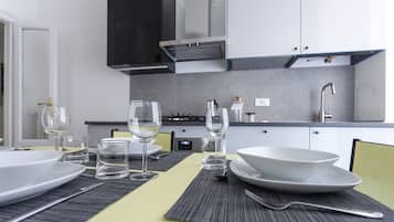 Appartement (2 Bedrooms) | Cuisine privée | Grand réfrigérateur, micro-ondes, four, plaque de cuisson