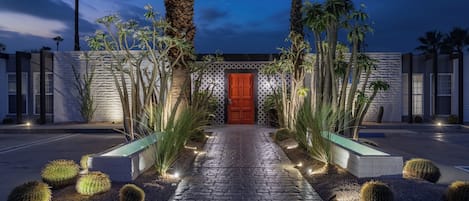 Vista frontal de la propiedad por la tarde o noche