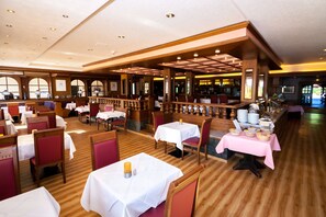 Breakfast, lunch and dinner served  - Hotel der Jägerhof (Willebadessen)