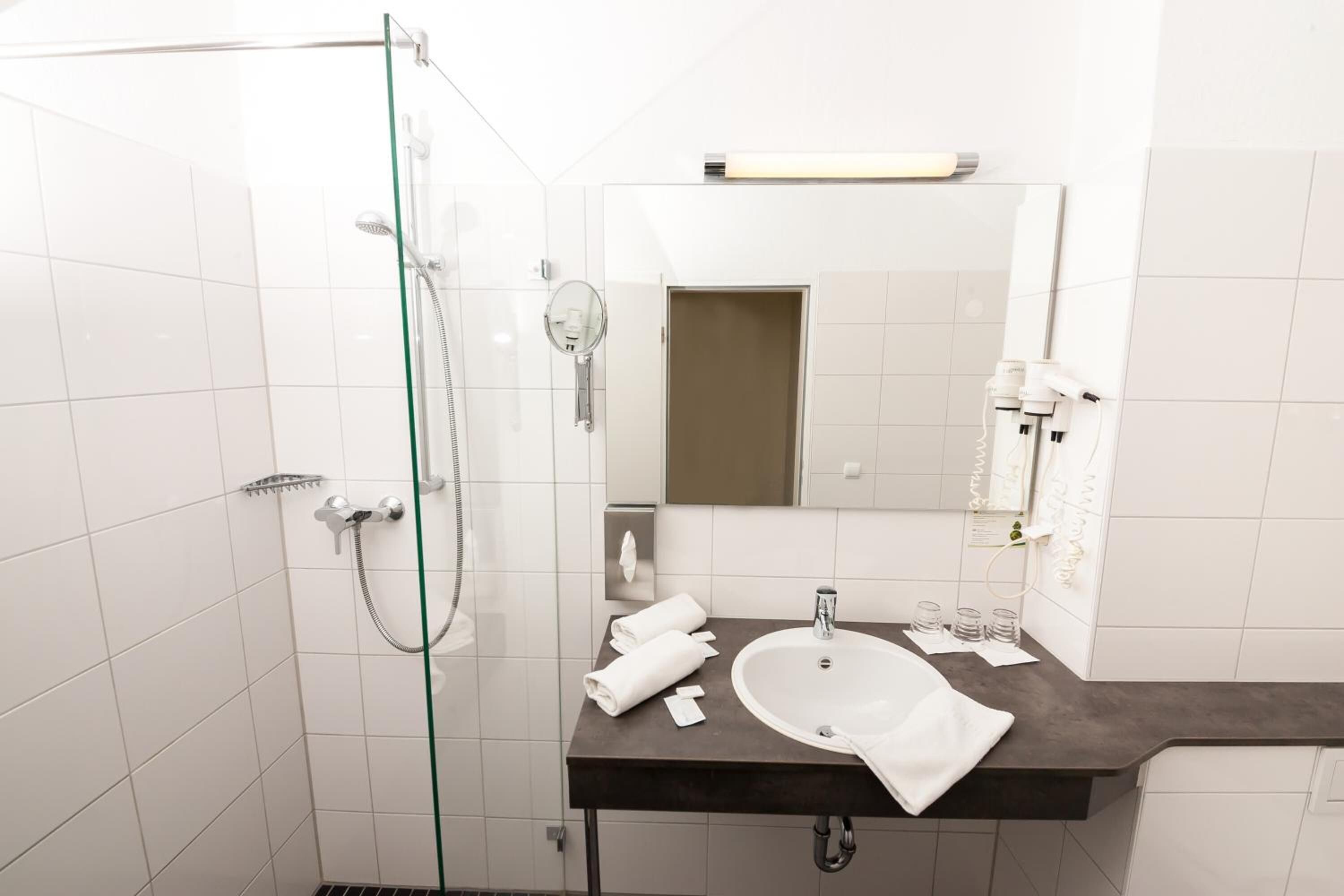 Dusche, kostenlose Toilettenartikel, Haartrockner, Handtücher