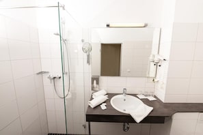 Chuveiro, produtos de toalete grátis, secador de cabelo