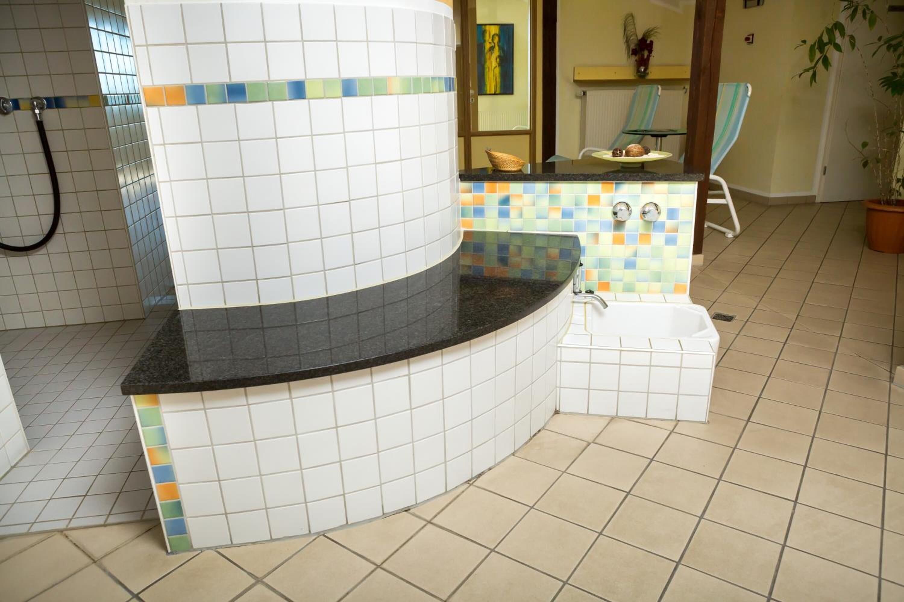 Ein Badezimmer mit einem Waschbecken, einer Badewanne und einer Duschkabine.