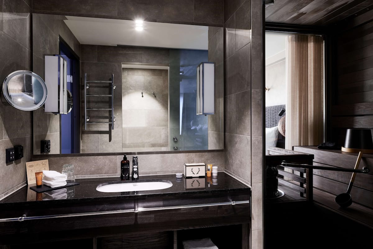 1 bedroom, premium bedding, memory-foam beds, minibar