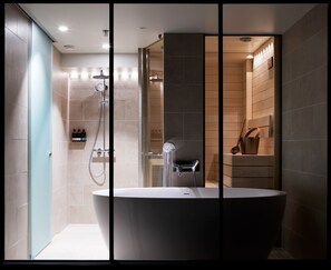 Lapland Suite | Baño | Secador de pelo, zapatillas, bidé y suelo radiante