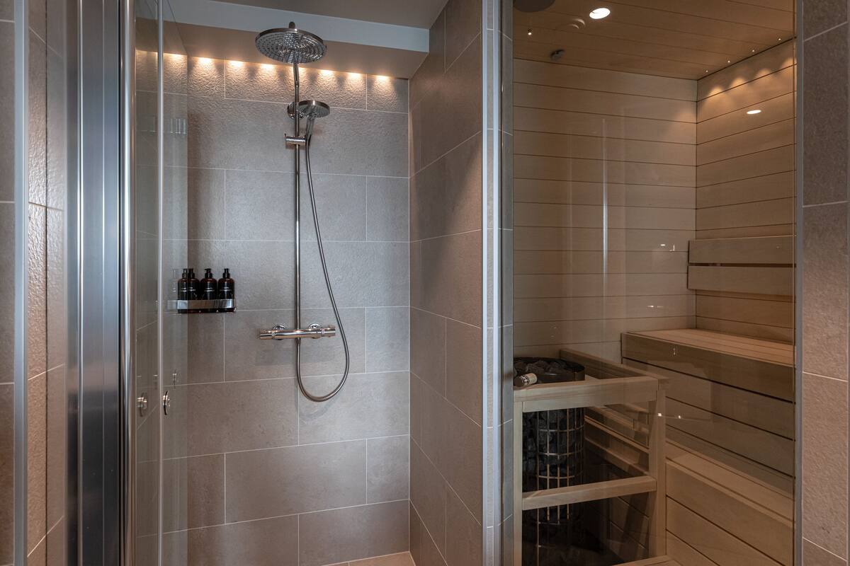 lapland suite | bathroom | hair dryer, bidet, heated floors, towels