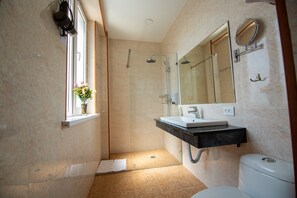 Shower, free toiletries, hair dryer, bathrobes - Rayan Hotel (Osh)