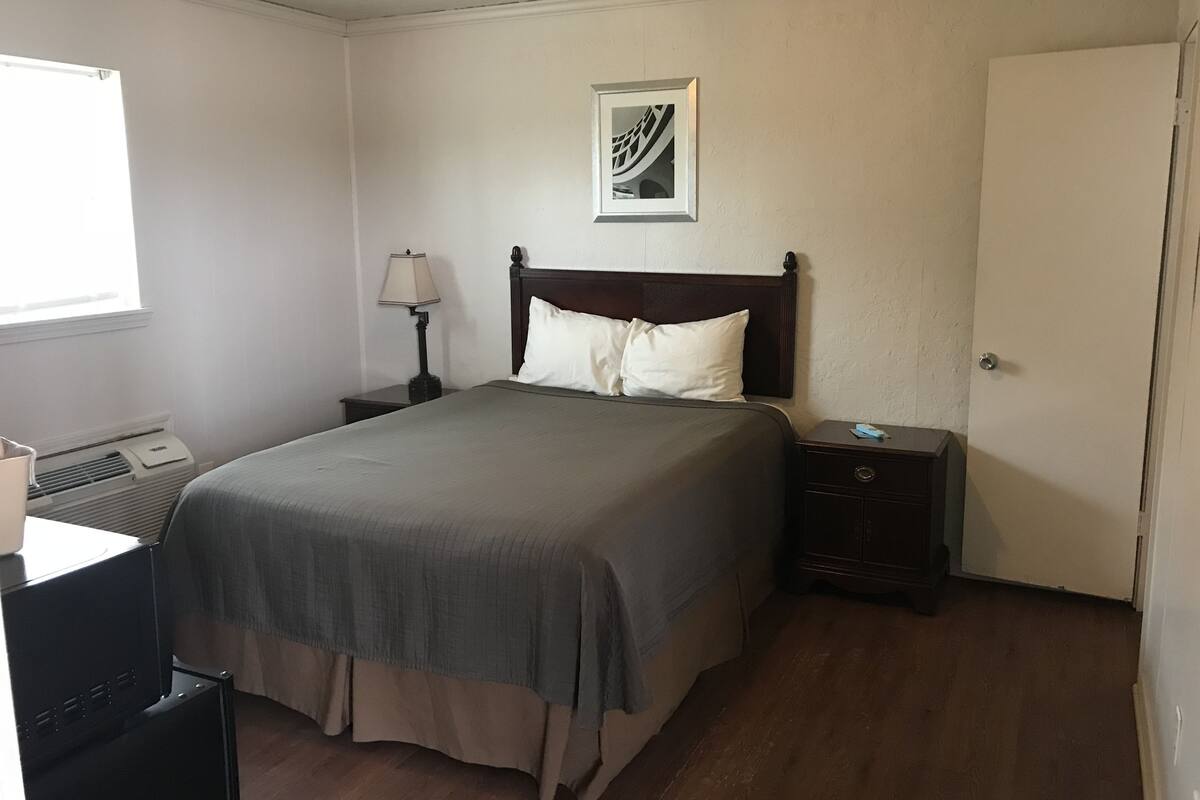 Basic Single Room, 1 Queen Bed, Non Smoking | Egyptian cotton sheets, premium bedding, desk, WiFi (free)