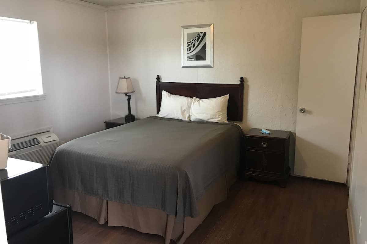 Basic Single Room, 1 Queen Bed, Non Smoking | Egyptian cotton sheets, premium bedding, individually decorated, desk
