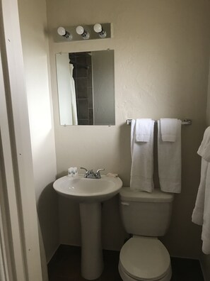 Bathroom - Trend Motel and RV Park (Lindsay)