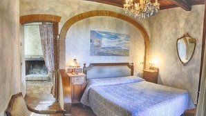 Double Room | Laptop workspace, cribs (free), rollaway beds (surcharge), WiFi (free) - La Vecchia Quercia (Selci)