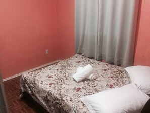 Cortinas blackout, tabla de planchar con plancha y wifi gratis 
