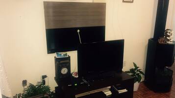 Casa de campo | Área de estar | TV LED 32 polegadas com canais a cabo, TV