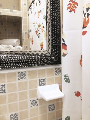Superior Double Room | Bathroom | Shower, free toiletries, towels