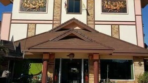 Un hôtel appelé Ruyasuk, reconnaissable à son enseigne bien visible, à sa façade symétrique et aux statues de lions décoratives qui ornent sa devanture.