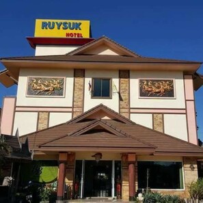 Front of property - Ruysuk Hotel & Swimming Pool (Udon Thani)