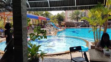 Una piscina al aire libre
