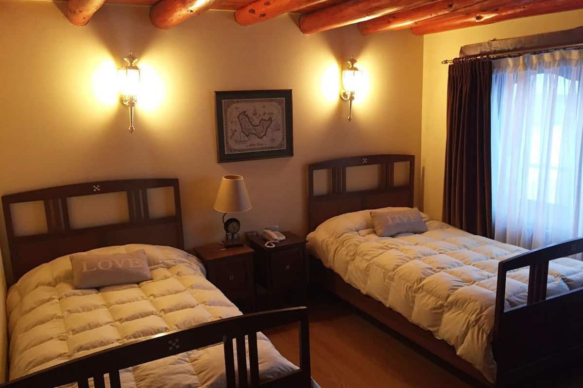 Twin Room, Shared Bathroom | Cribs (free), bed sheets