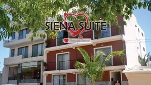 A multi-story hotel with balconies and a sign reading "Siena Suite Playa del Carmen." - Studios Siena Av CTM, colonia Zazil Ha (Playa del Carmen)
