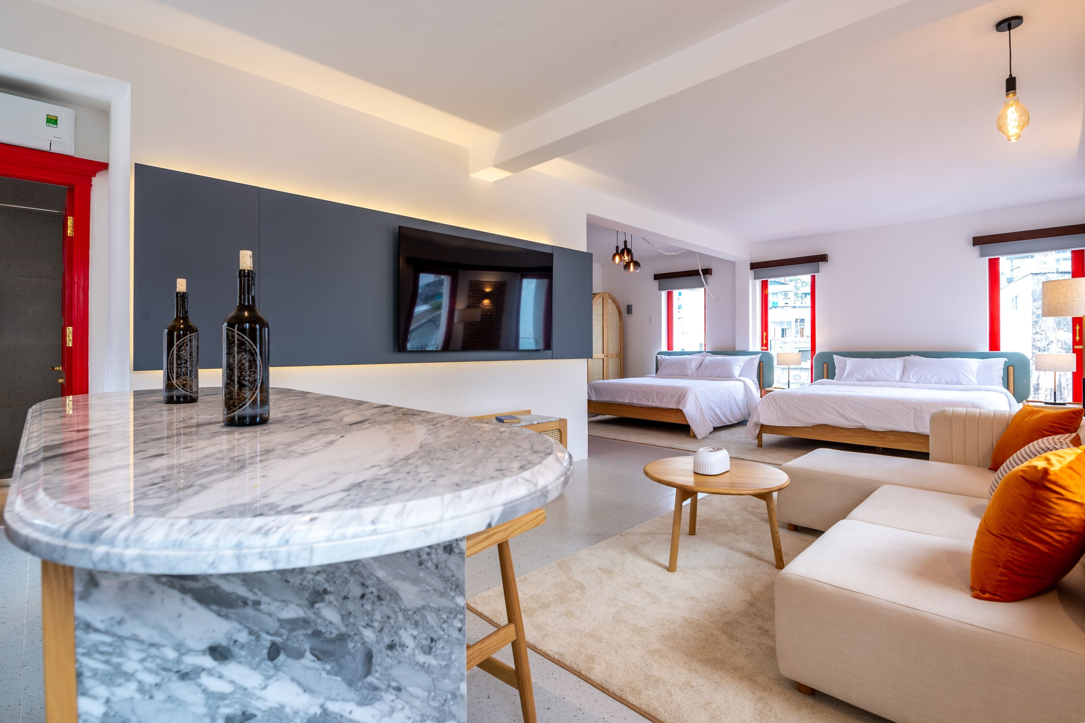 Artículos del minibar gratis y muebles diferentes 