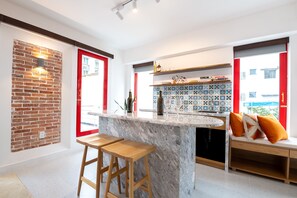 Familierom | Eget kjøkken | Minikjøleskap, vannkoker og papirhåndklær