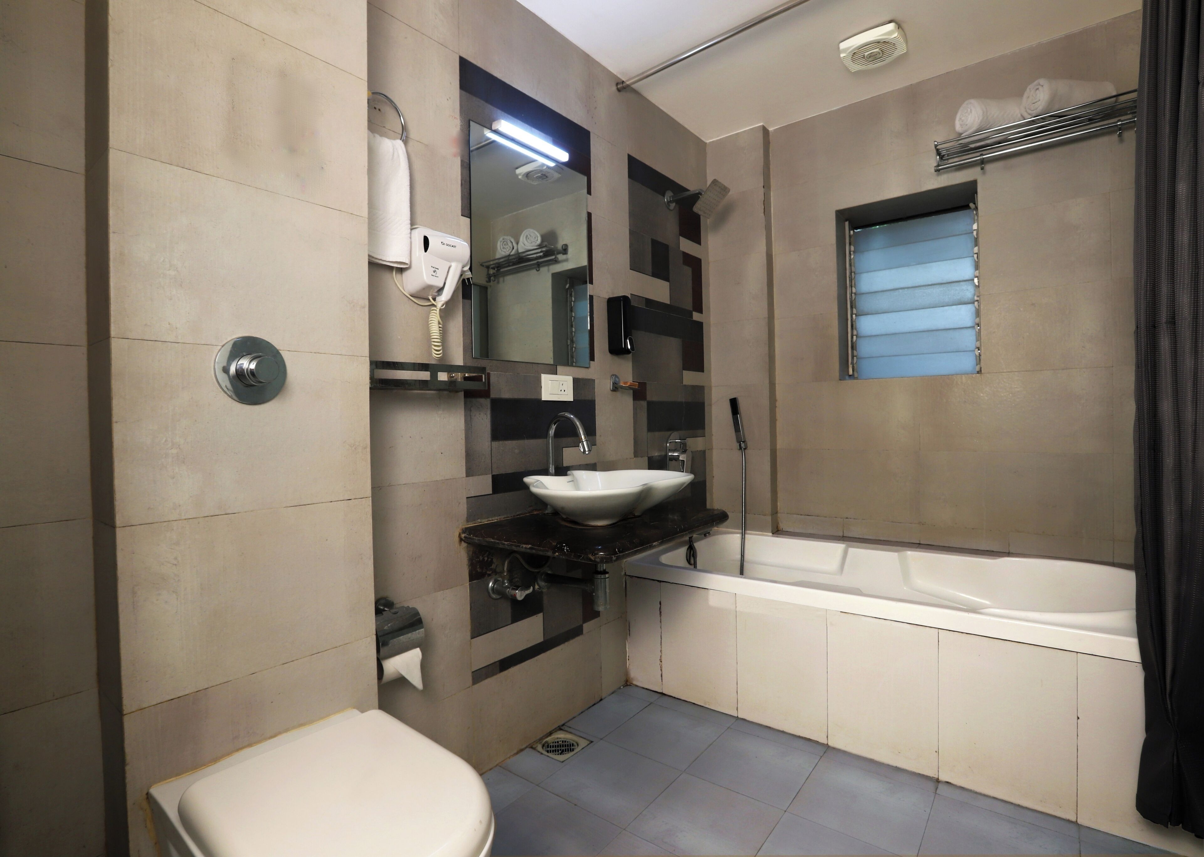 Elite Studio Suite, 1 Double Bed | Bathroom | Shower, free toiletries, towels
